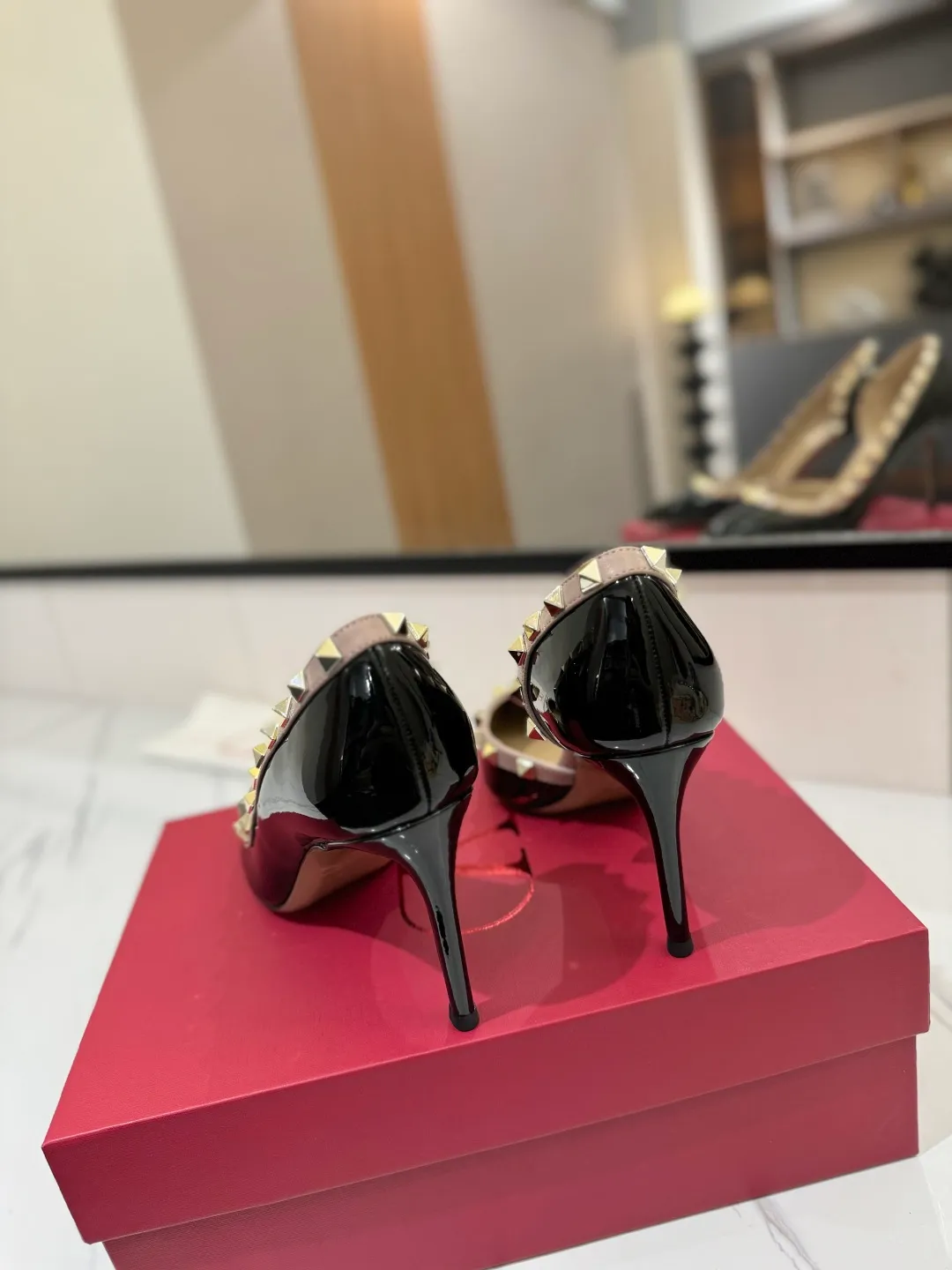 👟👟Ex-factory price 580👟👟 Valentino/Valentino rivet VT classic shoes, top replica! The side curves are perfect, the original molded custom-made rust-free rivets, and the textured hardware bring out a full sense of high-end, giving you a genuine foot feel! The first choice for high-end customers❤️ [Material] Upper: Original imported custom patent leather Lining: Original imported goatskin Outsole: Imported pearlescent leather outsole Heel height: 6.5CM Code number: 35-39 [34, 40, 41, 42 custom-made are not returnable]